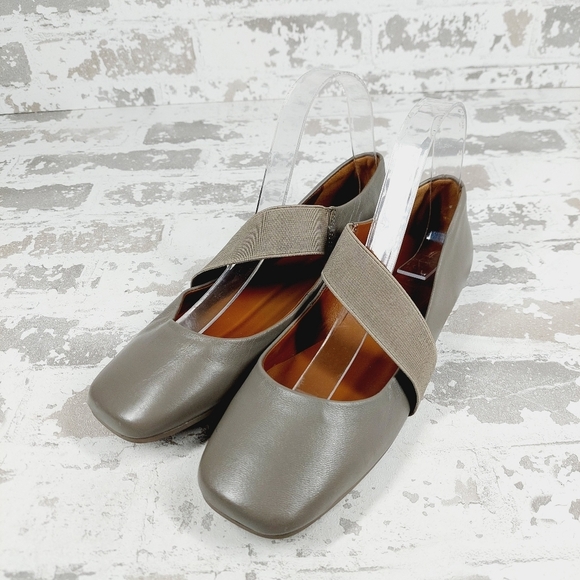 New Blondo Briellle Grey Leather Waterproof Square Toe Flats C646 - Picture 2 of 14